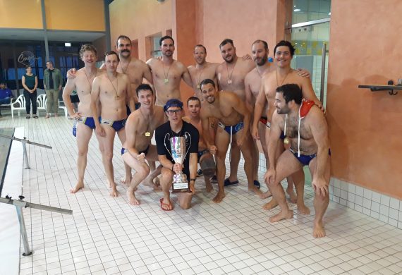 Mannschaftsfoto Wasserball PSV1 mit dem SSV Pokal in den Händen