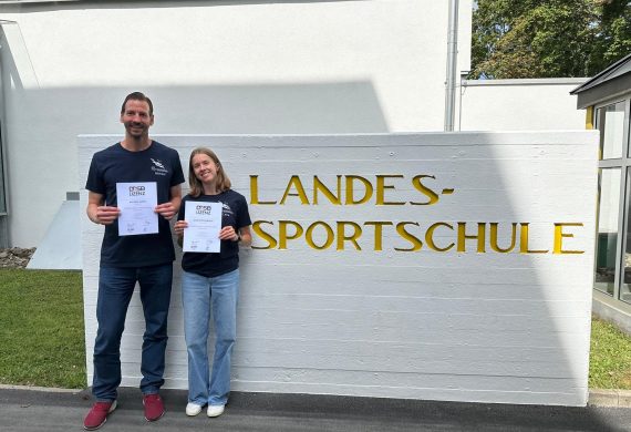 Die beiden neuen C-Trainer mit ihren Urkunden vor der Landessportschule