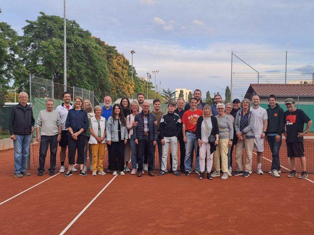 Gruppenbild der Teilnehmer an den Tennis Vereinsmeisterschaften