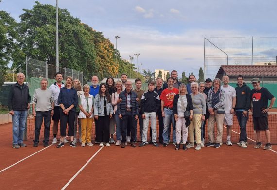 Gruppenbild der Teilnehmer an den Tennis Vereinsmeisterschaften