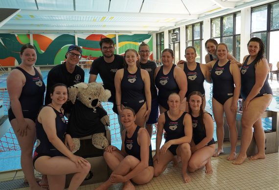 Teamfoto der Frauen Wasserballmannschaft