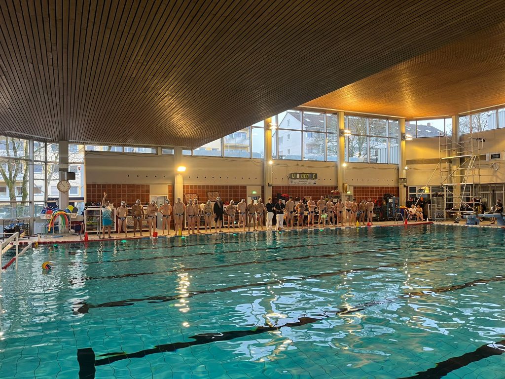 Mannschaftsaufstellung am Spielfeldrand